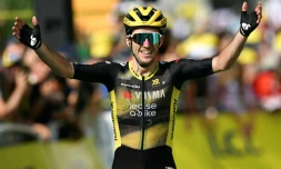 Le Britannique Simon Yates remporte la 10e étape du Tour de France, au Mont-Dore, le 14 juillet 2025