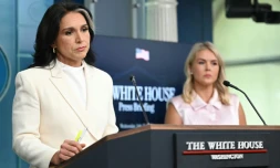 La directrice du renseignement national, Tulsi Gabbard, au pupitre de la salle de presse de la Maison Blanche, devant la porte-parole de l'exécutif américain, Karoline Leavitt, à Washington, le 23 juillet 2025