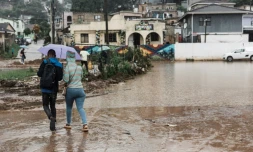 Une rue encore inondée dans un quartier de Durban, le 18 avril 2022 en Afrique du Sud