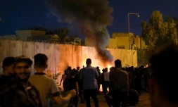 Des manifestants irakiens allument un feu prĂšs du consulat de l'Iran Ă Kerbala, dans le sud de l'Irak, le 3 novembre 2019
