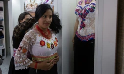 Une cliente essaie un vêtement inspiré des tenues traditionnelles de l'ethnie puruha, dans un magasin de Riobamba, en Equateur, le 1er juillet 2017