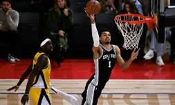 Le Français Victor Wembanyama marque un panier pour les San Antonio Spurs lors du match de NBA contre les Indiana Pacers à Paris le 25 janvier 2025

