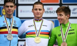 Mathieu van der Poel (centre), Wout van Aert (gauche) et Tadej Pogacar (droite) à Glasgow le 6 août 2023