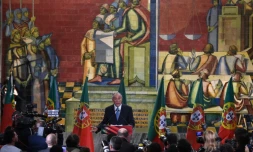 Le candidat de la droite, Marcelo Rebela de Sousa, prononce un discours le 24 janvier 2016 aprÚs sa victoire à la présidentielle du Portugal, dÚs le premier tour