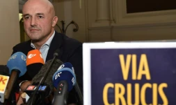 Le journaliste italien Gianluigi Nuzzi lors de la promotion de son livre "Via Crucis" à Rome, le 4 novembre 2015