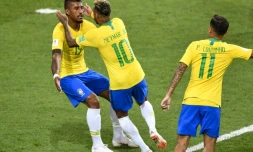 Le Brésilien Paulinho (c) félicité par Neymar et Philippe Coutinho, après son but contre la Serbie, le 27 juin 2018 à Moscou