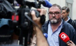 L'ancien anesthésiste français Frédéric Péchier s'adresse à la presse à son arrivée au palais de justice de Besançon, à Besançon, dans le nord-est de la France, le 8 septembre 2025