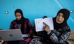 Fatma Addar (gauche) et Hafsa Amberkab (droite), deux Nubiennes d'Egypte, dans un village près d'Assouan, le 3 février 2020