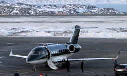 La Première ministre danoise Mette Frederiksen (G) sort de son avion à Nuuk au Groenland où l'accueille son homologue groenlandais Jens-Frederik Nielsen (C) le 23 janvier 2026