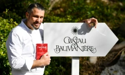 Glenn Viel pose avec le guide Michelin 2020 qui l'a consacré, le 29 janvier 2020 devant l'entrée de son restaurant aux Baux de Provence