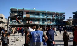 Un membre de l'Unrwa dans la cour de l'école Al-Jawni aprÚs une frappe israélienne à Nuseirat dans la bande de Gaza, le 11 septembre 2024