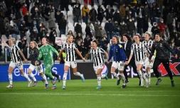 Les joueuses de la Juventus célÚbrent avec leurs supporters, leur victoire (2-1) face à Lyon, à la fin de leur quart de finale aller de la Ligue des Champions, le 23 mars 2022 à Turin
