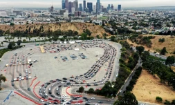 Une vue aérienne du stade des Dodgers, où des automobolistes attendent de faire un test pour le Covid-19, à Los Angeles le 7 décembre 2020