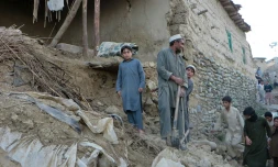 Des Pakistanais au milieu des ruines de leurs maisons détruites par le séisme, le 26 octobre 2015 à Bajaur 
