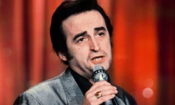 Le chanteur Dick Rivers lors de l'une de ses interprétations, à Paris, le 4 avril 1987