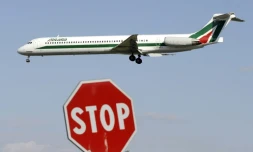 Un avion d'Alitalia atterrit à l'aéroport de Milan-Linate, le 22 septembre 2008
