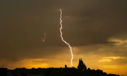 Un éclair près de la Basilique du Sacré-Cœur de Montmartre, Paris le 25 juin 2025.