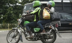 Une femme passagÚre d'un taxi-moto ORide, le 30 août 2019 à Lagos, au Nigeria