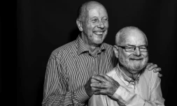 Ove Carlsen (G) et Ivan Larsen (D), l'un des premiers couples homosexuels à s'être marié au Danemark, pris en photo le 23 septembre 2019 à Copenhague