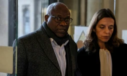 L'ancien médecin rwandais, Sosthène Munyemana, arrive à la cour d'assises de Paris, accompagné de son avocate Me Florence Bourg, le 14 novembre 2023