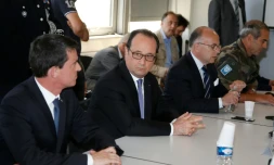 François Hollande entre Manuel Valls et Bernard Cazeneuve lors d'une réunion le 15 juillet 2016 à la préfecture de Nice