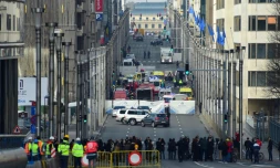 Un périmètre de sécurité a été installé le 22 mars 2016 près de la station de métro de Maalbeek à Bruxelles où une explosion a fait une dizaine de morts, selon un bilan provisoire