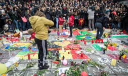 Une minute de silence est observée sur la Place de la Bourse à Bruxelles le 23 mars 2016 en hommage aux victimes des attentats qui ont frappé la veille la capitale belge