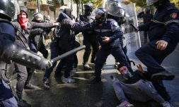 Un manifestant au sol, interpellĂ© par des policiers, lors dâune manifestation antigouvernementale Ă Tirana, le 16 octobre 2026 en Albanie