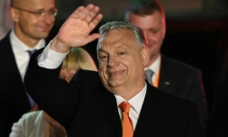 Le Premier ministre hongrois Viktor Orban célÚbre sa victoire électorale avec des membres de son parti Fidesz, le 3 avril 2022 à Budapest