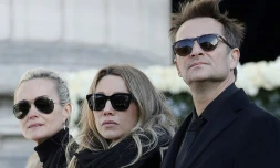 (g-d) Laeticia Hallyday, la femme de Johnny Hallyday, sa fille Laura Smet et son fils David Hallyday aux funérailles du chanteur à La Madeleine, le 9 décembre 2017 à Paris