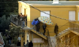 Patrick Salameh, ici escorté le 19 novembre 2008 à Marseille par des enquêteurs de la police lors d'investigations, a été condamné à deux reprises à perpétuité pour les meurtres de quatre femmes à Marseille