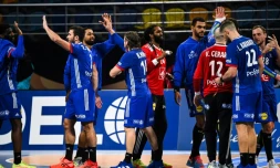 L'équipe de France fête sa victoire sur l'Autriche lors du match de groupes du Mondial, au Caire, le 16 janvier 2021