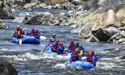 Des rafts sur la rivière Arkansas, près de Buena Vista, le 17 mai 2023 dans le Colorado