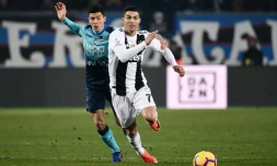 L'attaquant de la Juventus Cristiano Ronaldo devance le milieu de l'Atalanta Matteo Pessina, le 26 décembre 2018 à Bergame