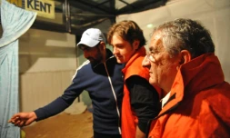 Le président du Samu social international Xavier Emmanuelli (droite) discute avec un sans-abri roumain à Bucarest, le 13 octobre 2011