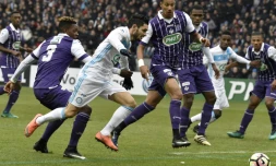 Le milieu d Marseille Rémy Cabella (c)  à la lutte avec  le défenseur de Toulouse  Jacques François Moubandje (g) en Coupe de France, le 8 janvier 2017 à Toulouse 