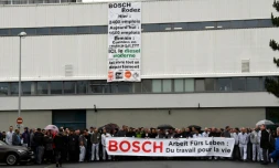 Les employés de Bosch rassemblés devant la préfecture de Rodez le 26 janvier 2018