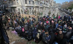 Des civils ayant fui les les violences, le 8 décembre 2016 à Maysaloun un secteur d'Alep-Est