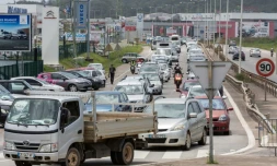 Des véhiculent circulent à Cayenne alors qu'un accord s'apprêtant à mettre fin aux barrages est sur le point d'être signé, le 21 avril 2017