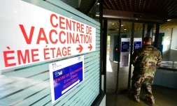 Un soldat vient se faire vacciner contre le Covid-19 Ă l'hĂŽpital militaire Robert Picque (HIA) Ă Villenave-d'Ornon (sud-ouest), le 6 avril 2021