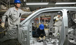 Des employés travaillent sur une ligne de production de véhicules électriques à l'usine Leapmotor de Jinhua, en Chine, le 18 septembre 2024
