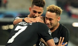 Le PSG a ouvert le score face à Naples grùce à son défenseur Juan Bernat, congratulé par ses coéquipiers, au stade San Paolo, le 6 novembre 2018