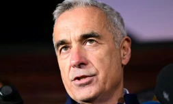 Le candidat d'extrême droite roumain Calin Georgescu parlant aux journalistes le 26 novembre 2024, à Izvorani, près de Bucarest, Roumanie