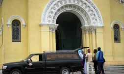 Un prêtre reçoit les proches d'une personne décédée, à La Havane le 27 janvier 2016