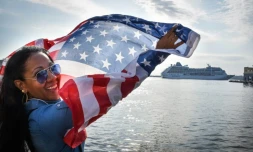 Des Cubains saluent l'arrivée du navire de croisière américain Adonia à La Havane, le 2 mai 2016