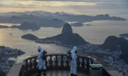 Des militaires désinfectent les abords de la statue du Christ Rédempteur à Rio de Janeiro le 13 août 2020 avant sa prochaine réouverture au public