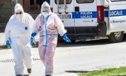 Opération dans un "cluster" de coronavirus détecté chez des travailleurs agricoles étrangers, qui a créé des tensions à Mondragone dans le sud de l'Italie le 26 juin 2020