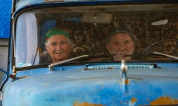 Des réfugiés arméniens du Nagorny Karabach attendent de franchir la frontière entre l'Azerbaïdjan et l'Arménie, le 26 septembre 2023 dans le corridor de Latchine