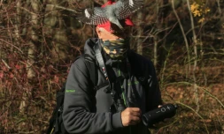 Le guide ornithologique Robert DeCandido avec un pivert sur sa casquette Ă Central Park, le 29 novembre 2020
