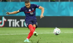 L'attaquant de la France, Kylian Mbappe, rate son tir au but décisif en 8e de finale de l'Euro-2020, lundi 28 juin à Bucarest contre la Suisse